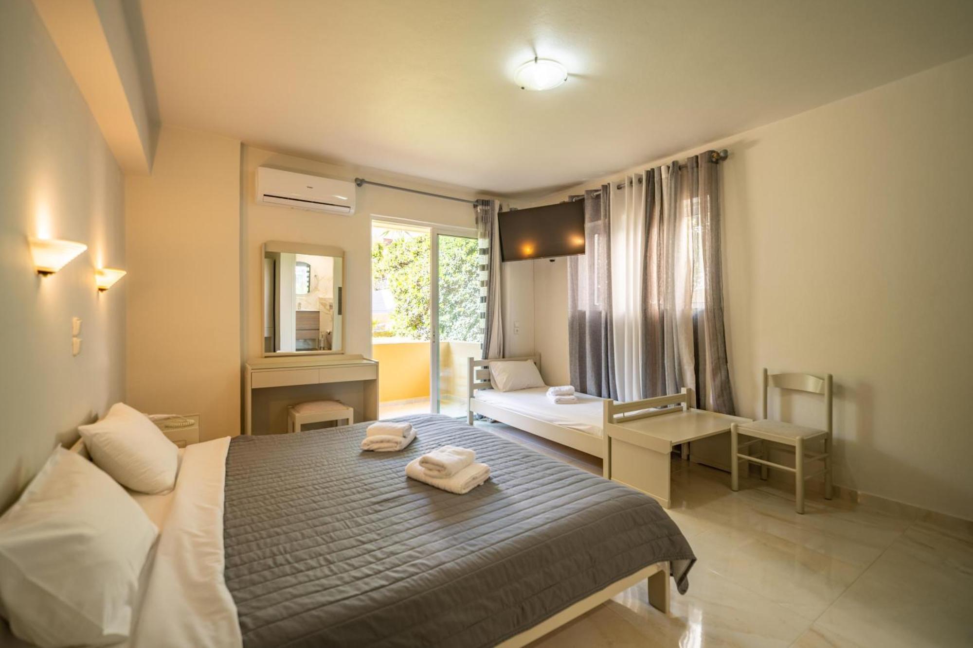 Manos Beachside Apartments Ajía Marína Kültér fotó