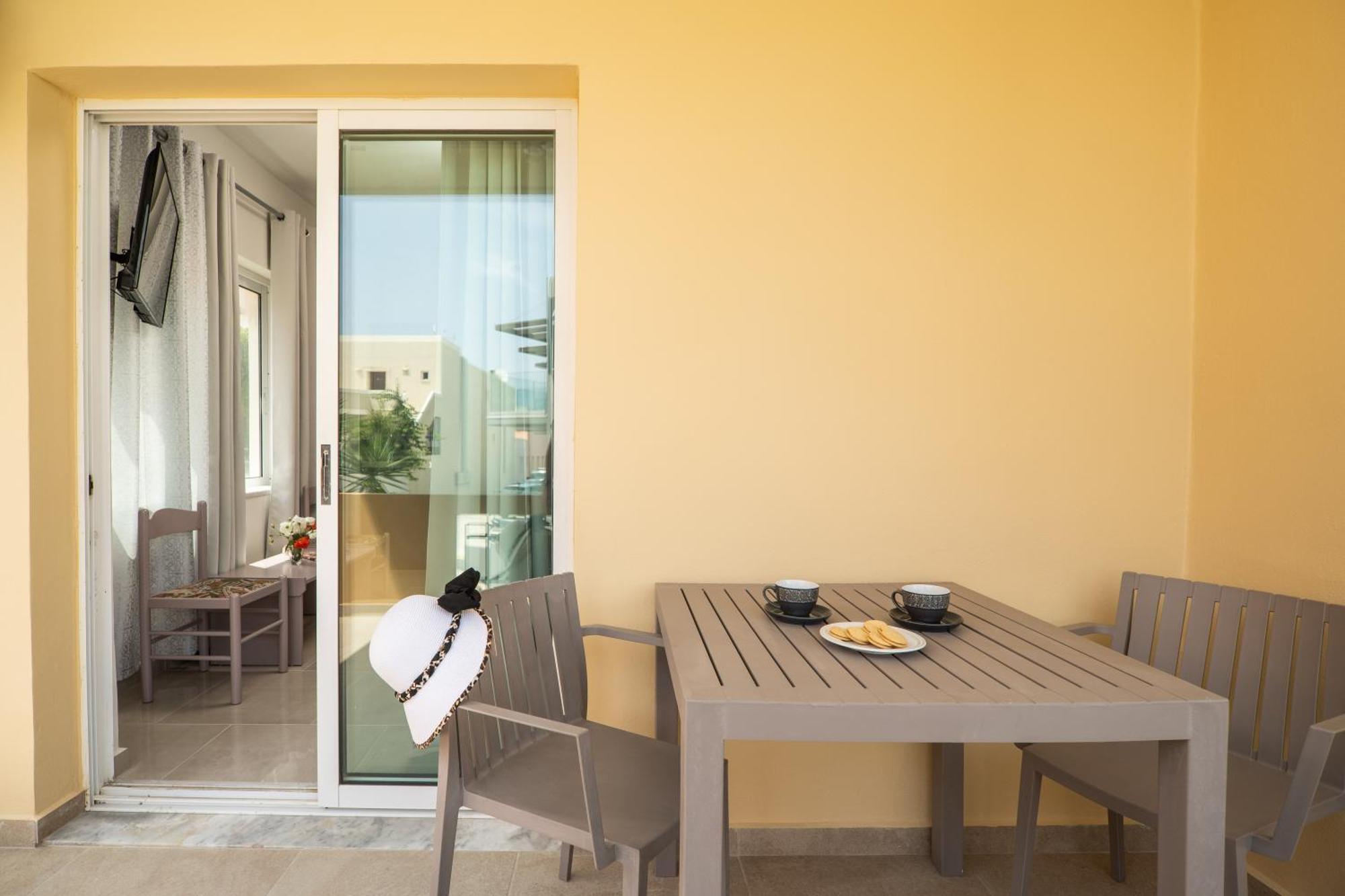 Manos Beachside Apartments Ajía Marína Szoba fotó