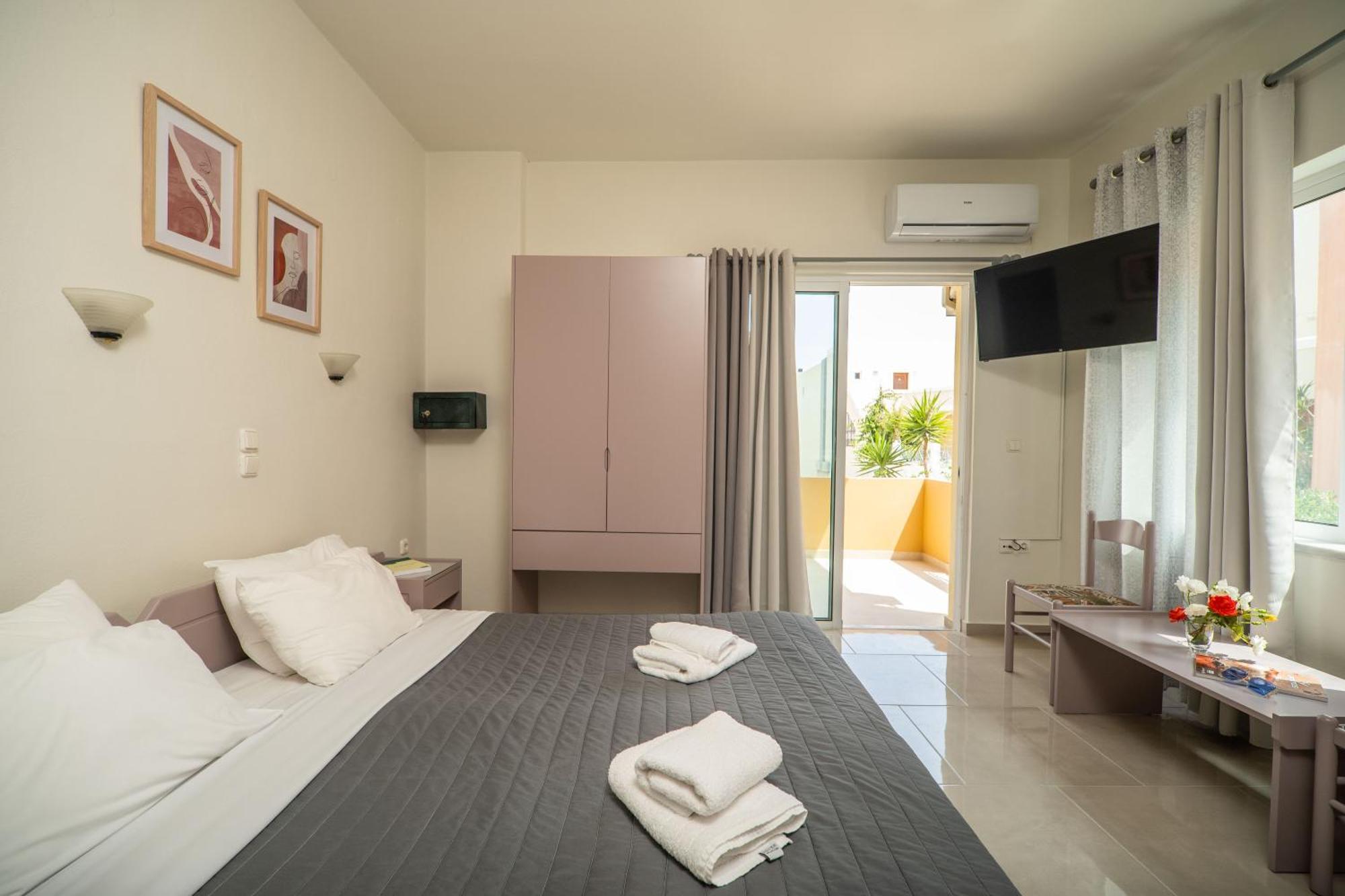 Manos Beachside Apartments Ajía Marína Szoba fotó