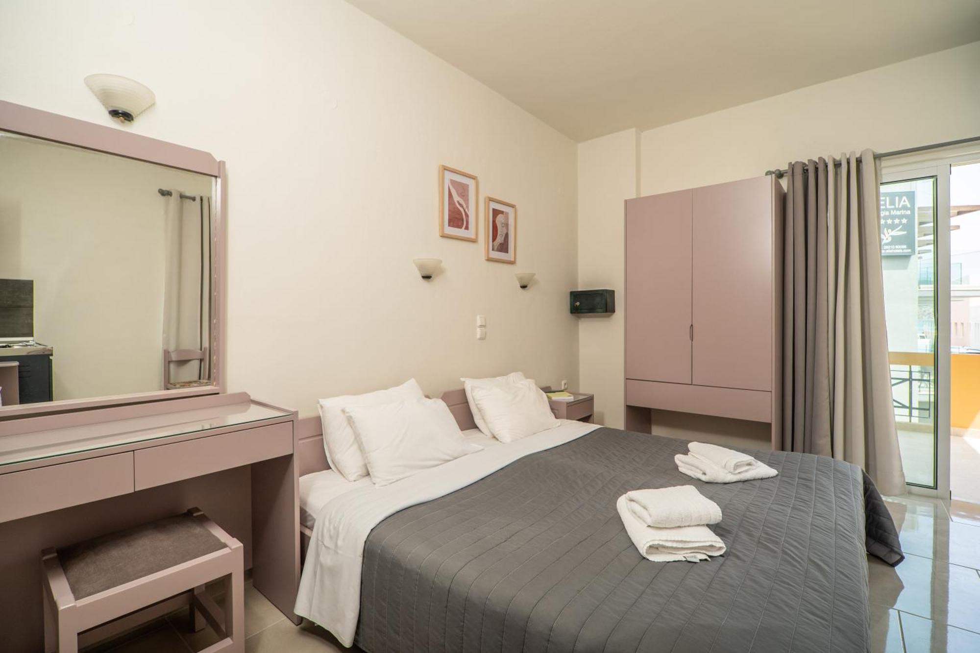 Manos Beachside Apartments Ajía Marína Szoba fotó
