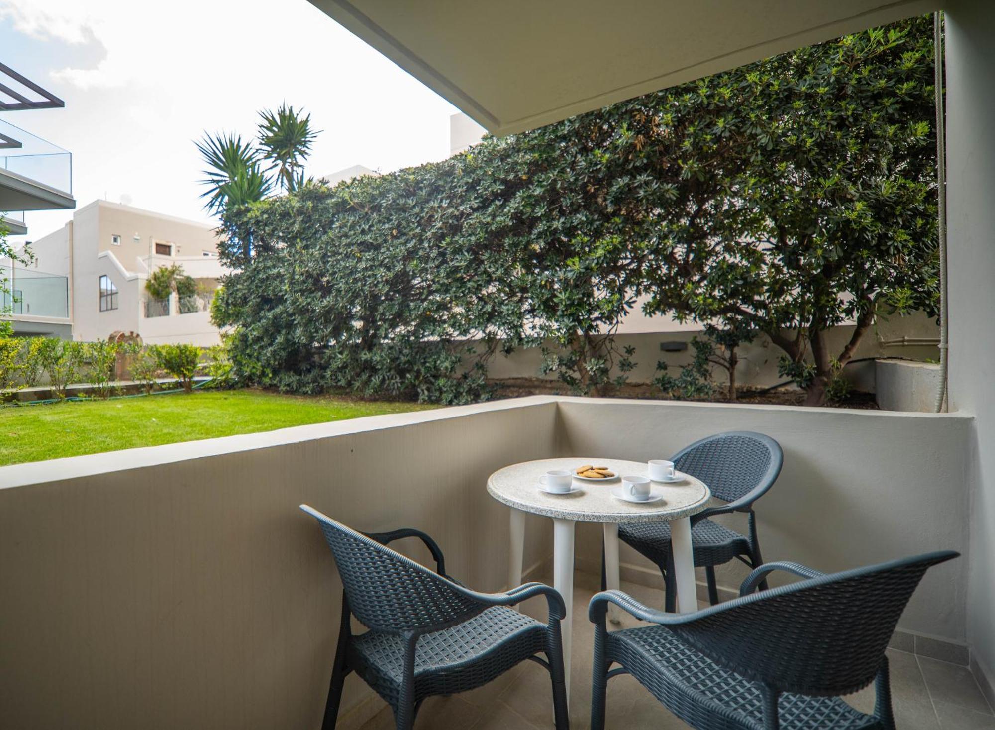 Manos Beachside Apartments Ajía Marína Kültér fotó