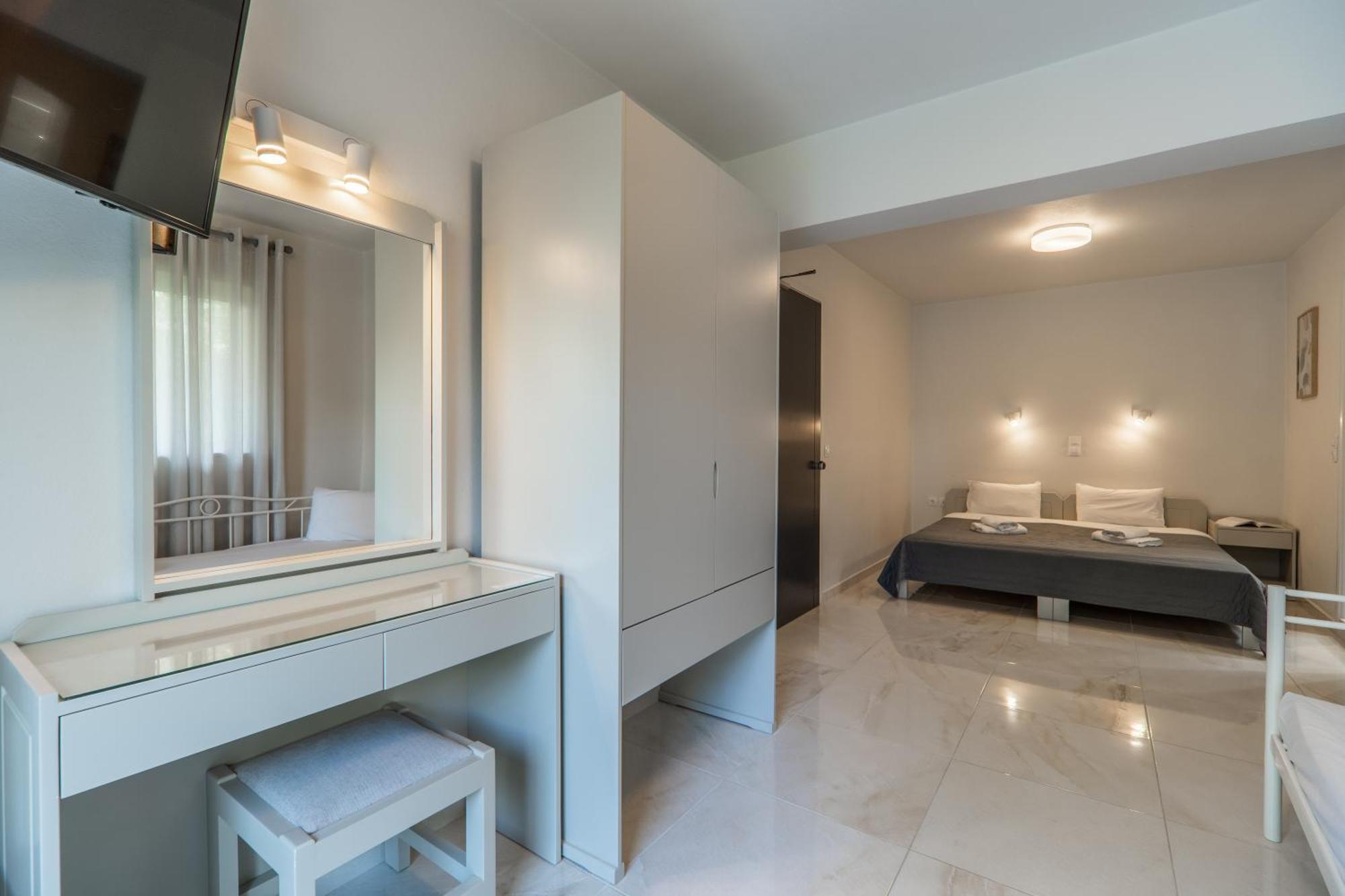 Manos Beachside Apartments Ajía Marína Szoba fotó