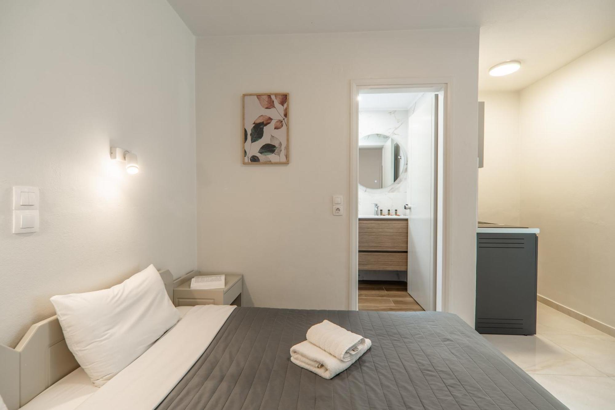 Manos Beachside Apartments Ajía Marína Szoba fotó
