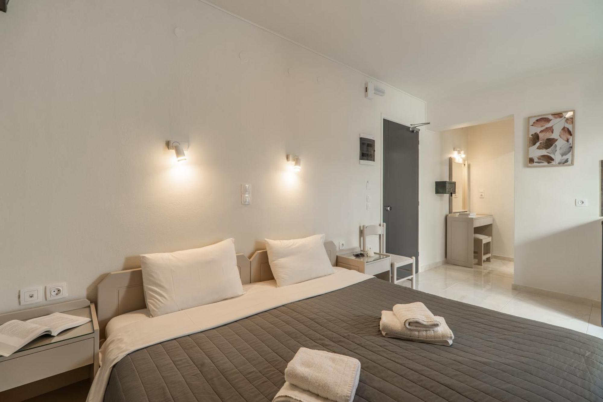 Manos Beachside Apartments Ajía Marína Kültér fotó