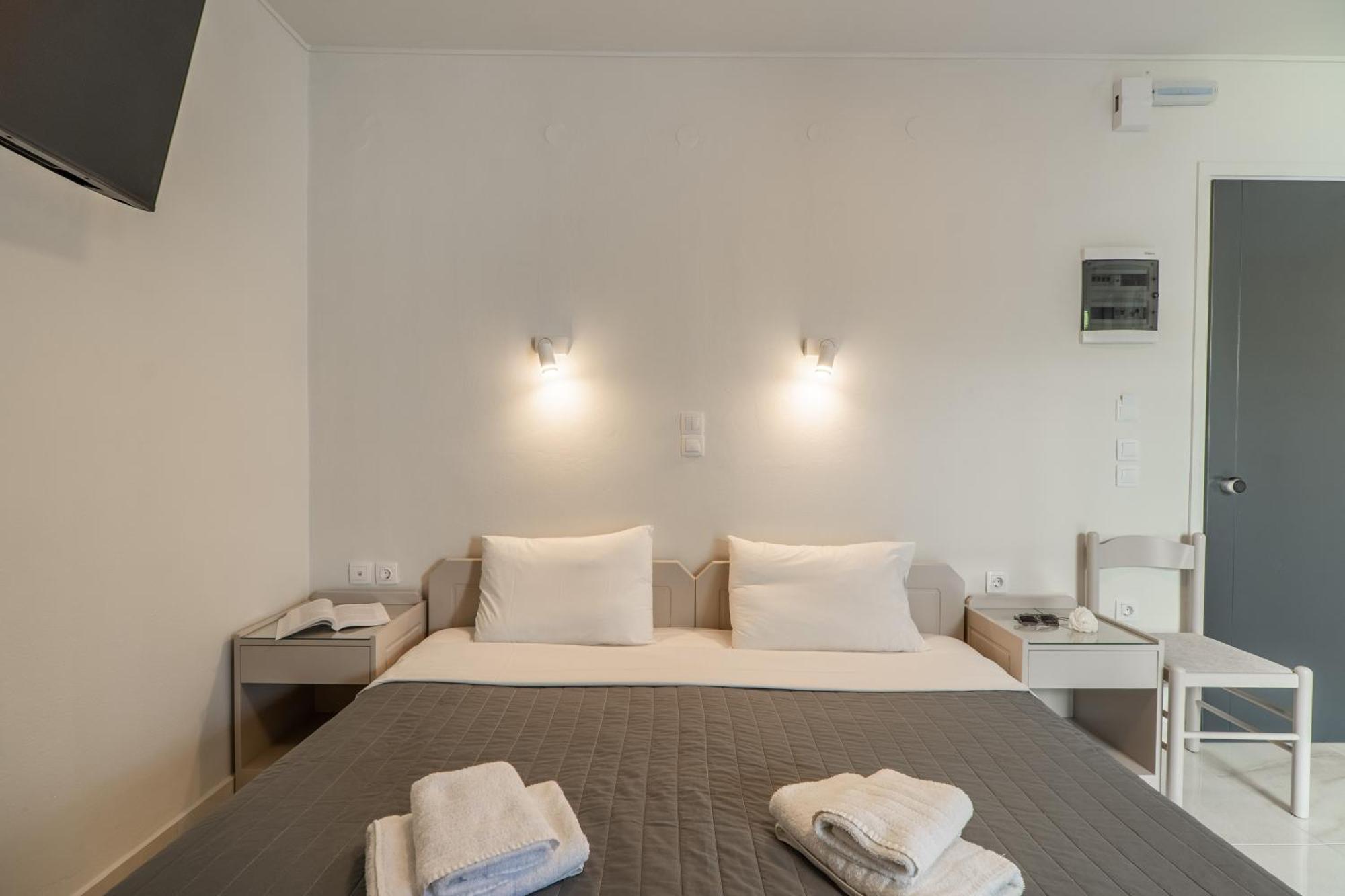 Manos Beachside Apartments Ajía Marína Szoba fotó