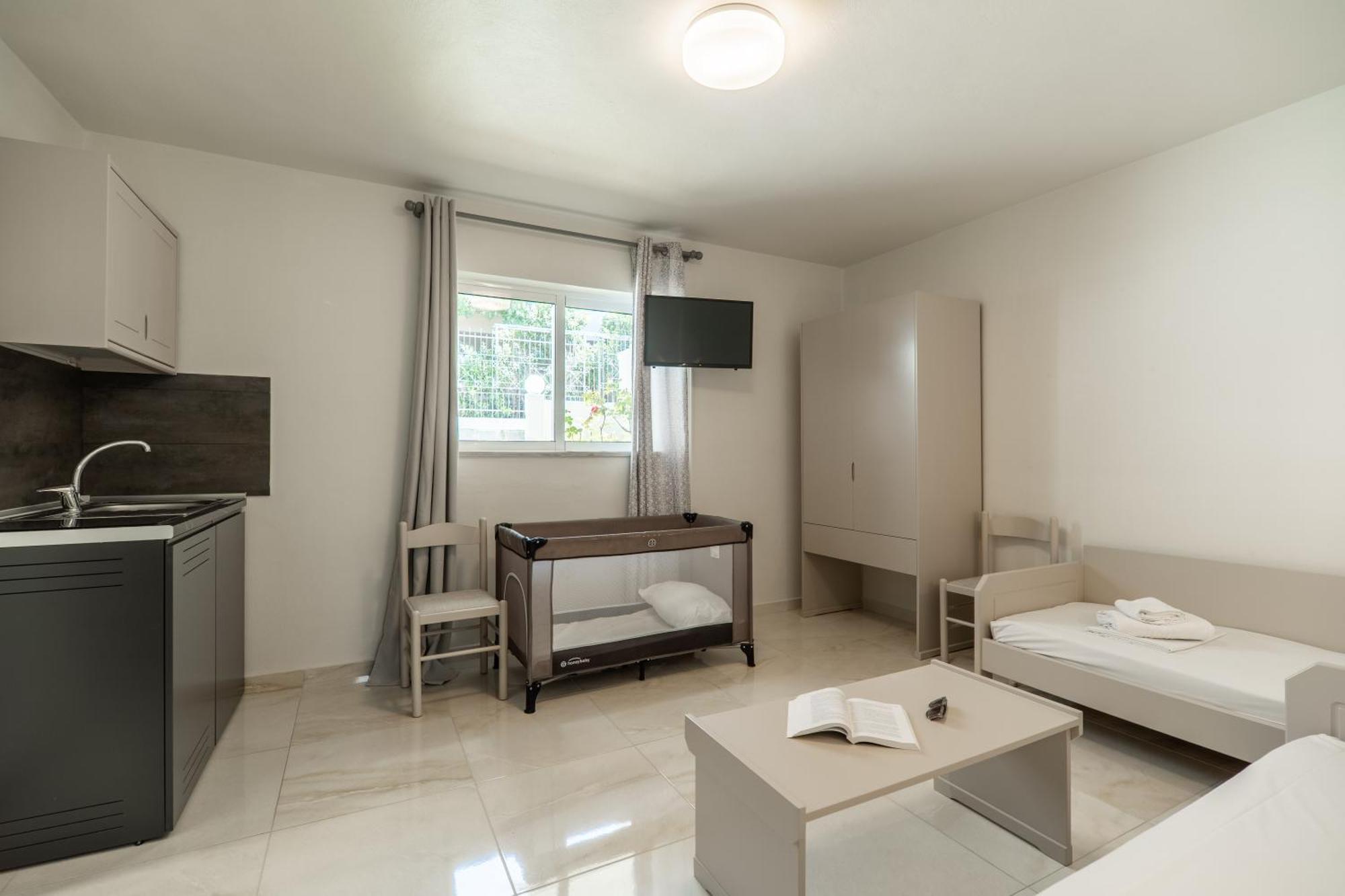 Manos Beachside Apartments Ajía Marína Szoba fotó