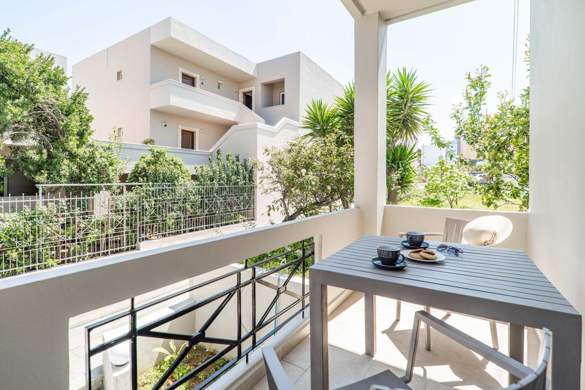 Manos Beachside Apartments Ajía Marína Szoba fotó