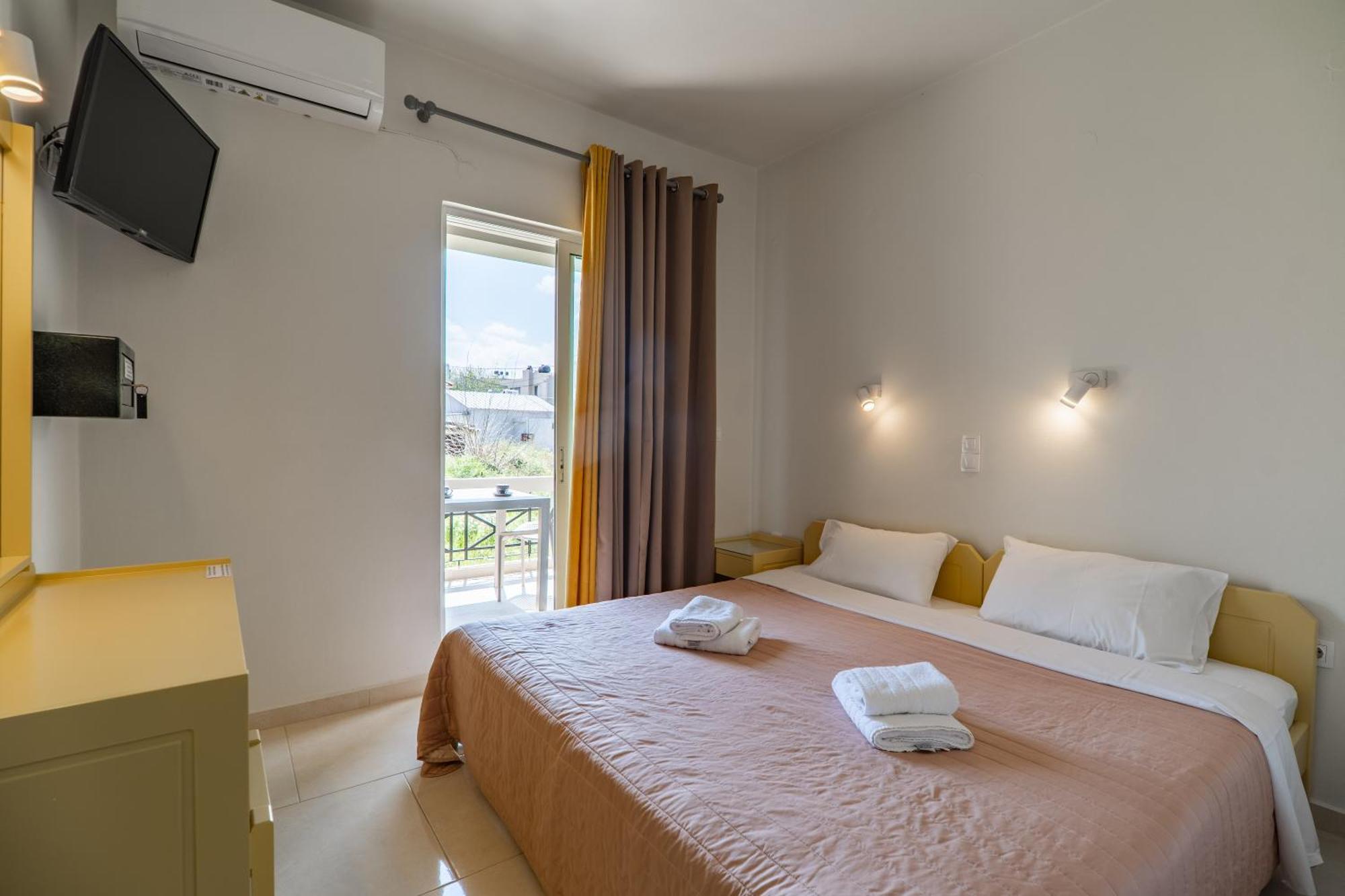 Manos Beachside Apartments Ajía Marína Kültér fotó