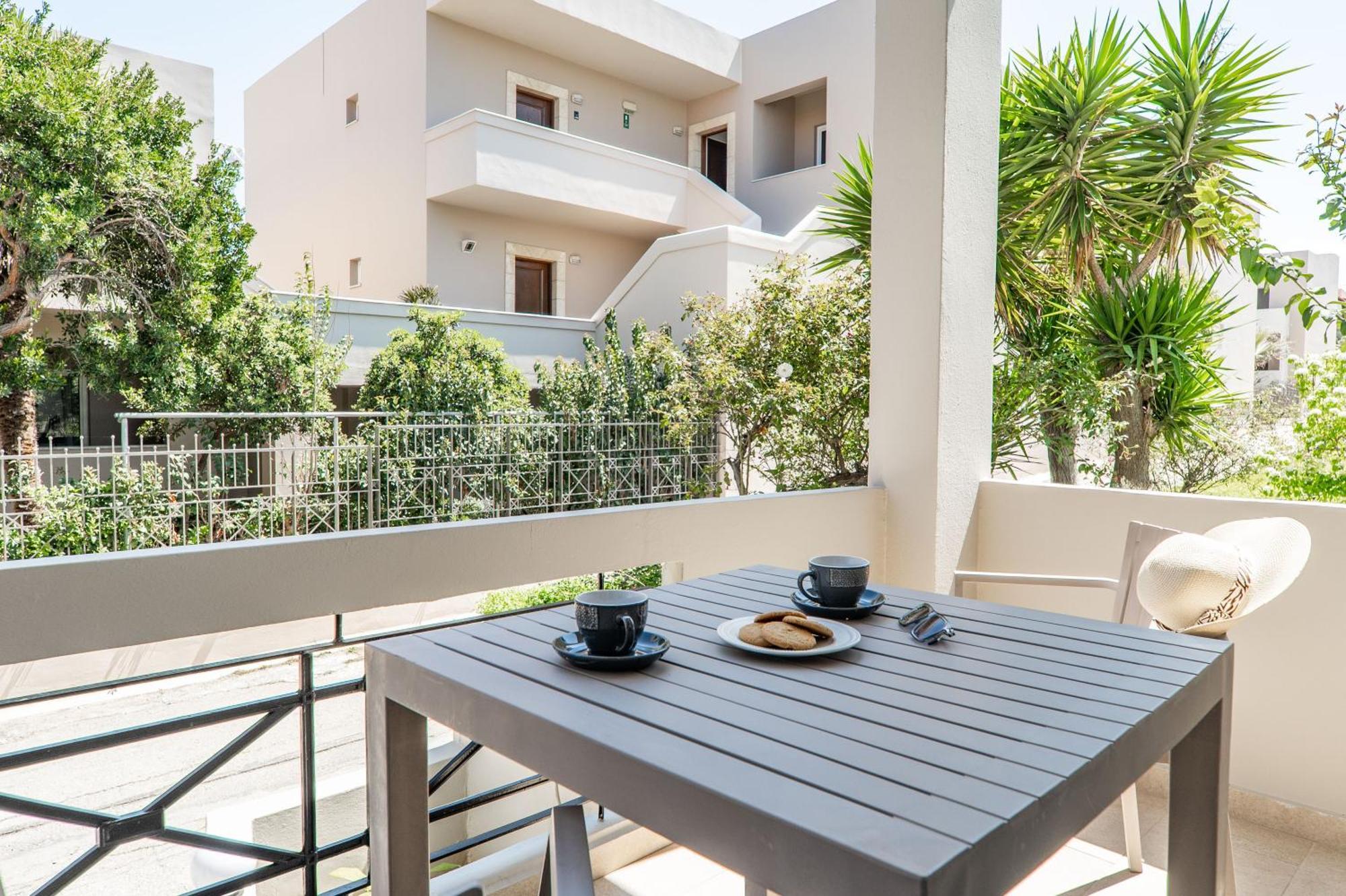 Manos Beachside Apartments Ajía Marína Szoba fotó