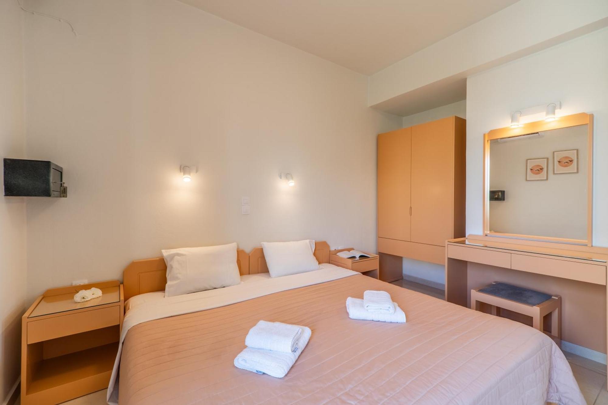 Manos Beachside Apartments Ajía Marína Szoba fotó