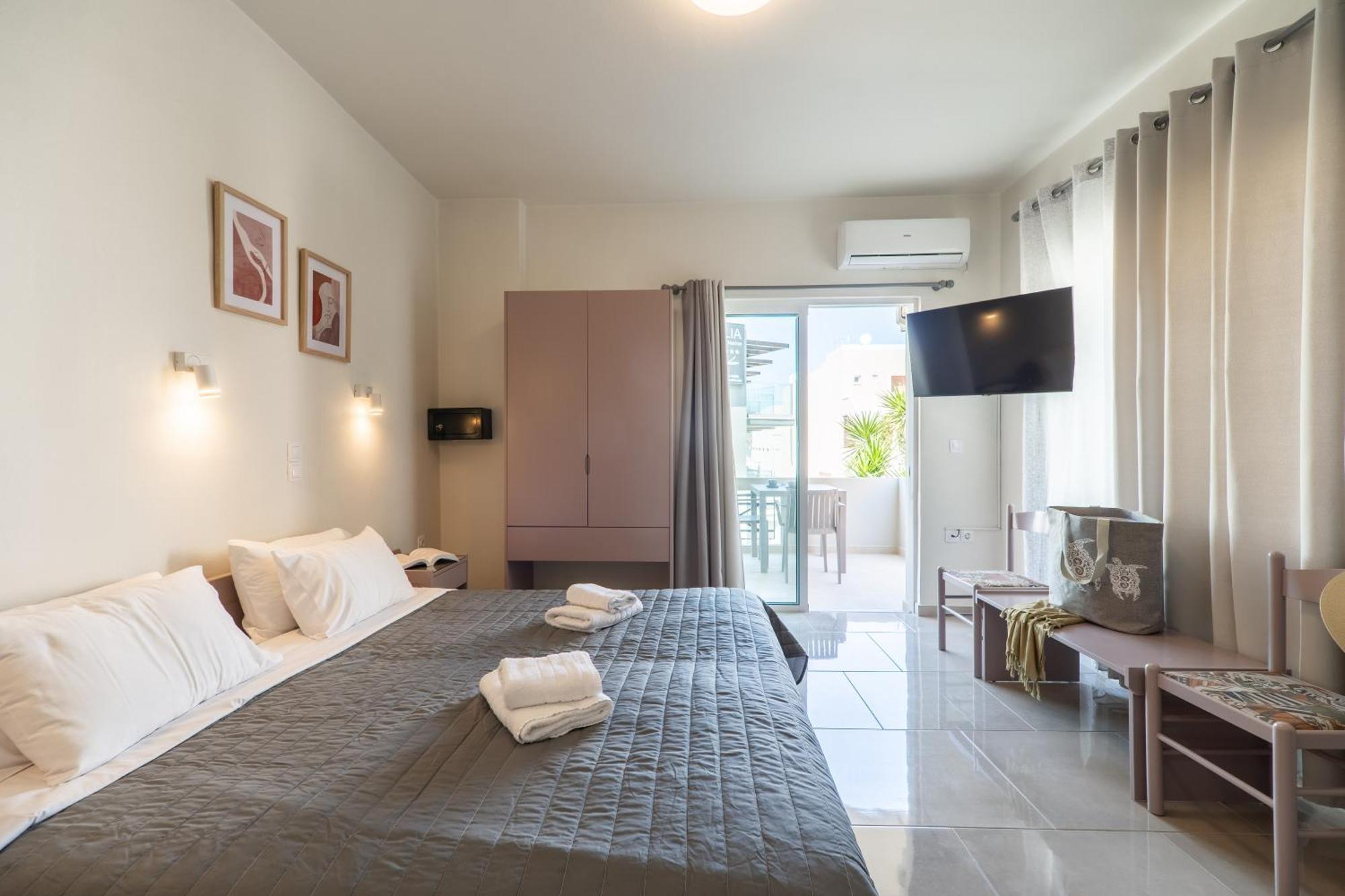 Manos Beachside Apartments Ajía Marína Szoba fotó
