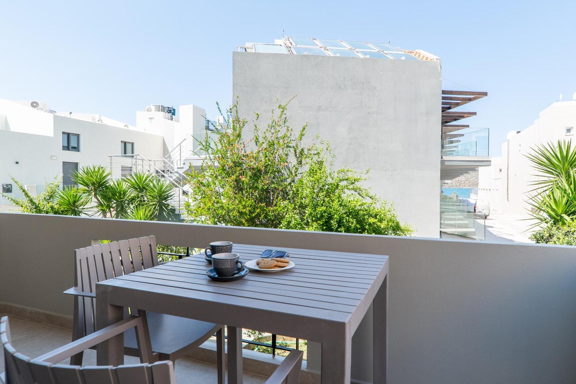 Manos Beachside Apartments Ajía Marína Szoba fotó