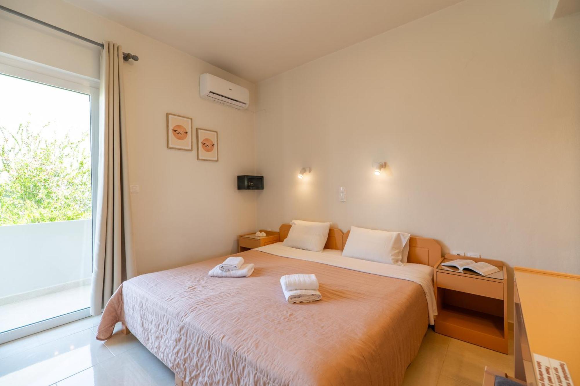 Manos Beachside Apartments Ajía Marína Szoba fotó