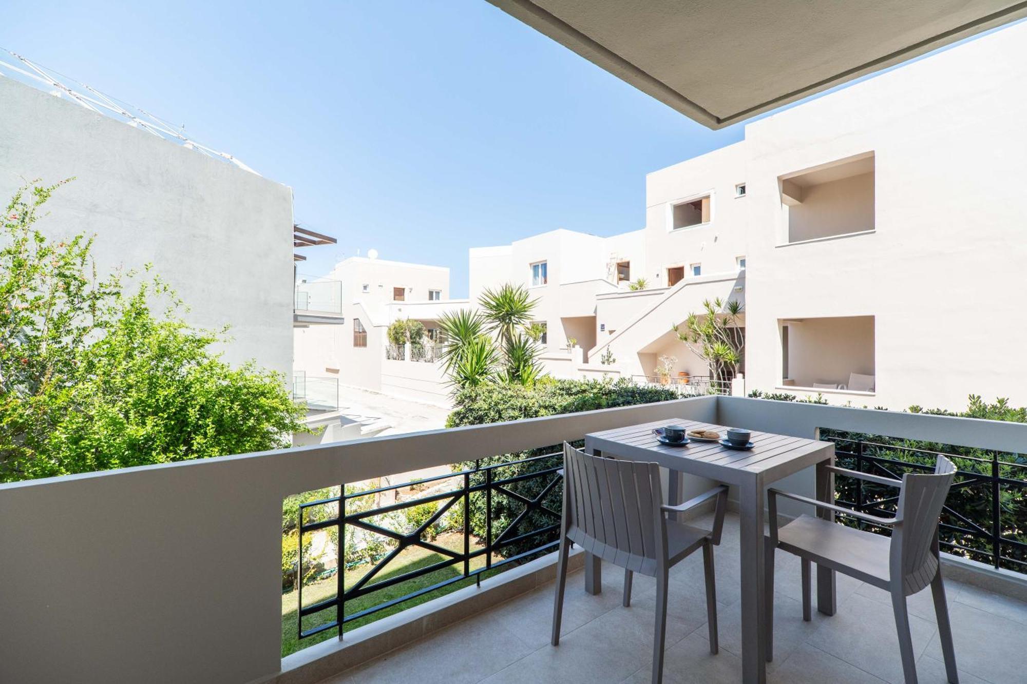 Manos Beachside Apartments Ajía Marína Kültér fotó
